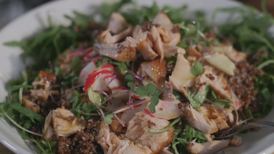 סלט סלמון וקינואה ברוטב ויניגרט סלט סלמון וקינואה ברוטב ויניגרט