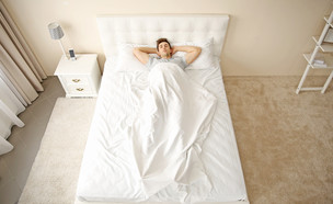 רווק ישן לבד במיטה גדולה  (צילום: By Dafna A.meron, shutterstock)