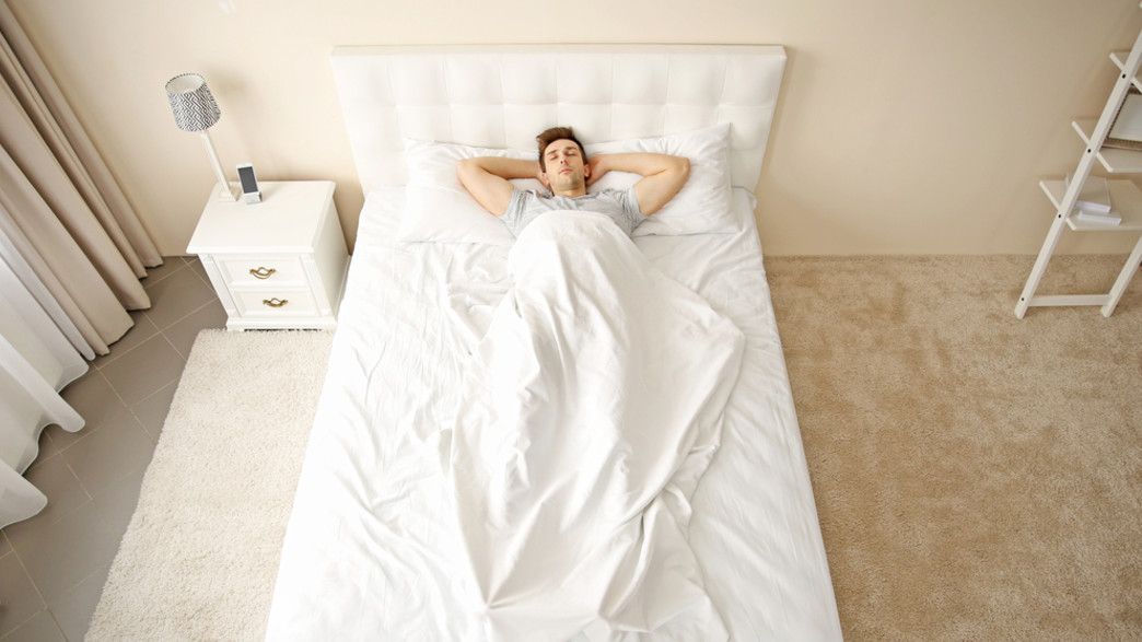 רווק ישן לבד במיטה גדולה  (צילום: By Dafna A.meron, shutterstock)