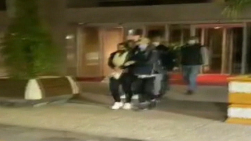 תיעוד הישראלים ביציאתם מבית המשפט בטורקיה תיעוד הישראלים ביציאתם מבית המשפט בטורקיה