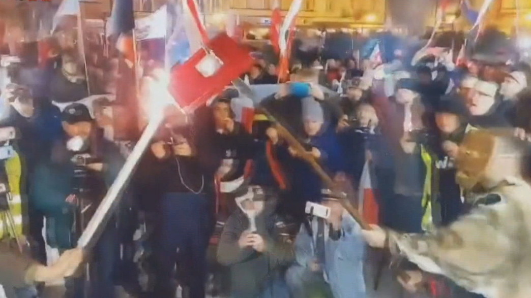 פעילי ימין קיצוני בפולין שורפים הסכם היסטורי פעילי ימין קיצוני בפולין שורפים הסכם היסטורי