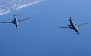 מטוסי ארה''ב בשמי האזור (צילום: USAFCENT)