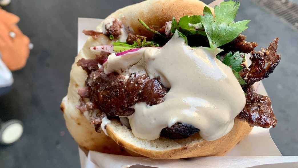 גילופי בשר חרוכים, דקים, טעימים גילופי בשר חרוכים, דקים, טעימים