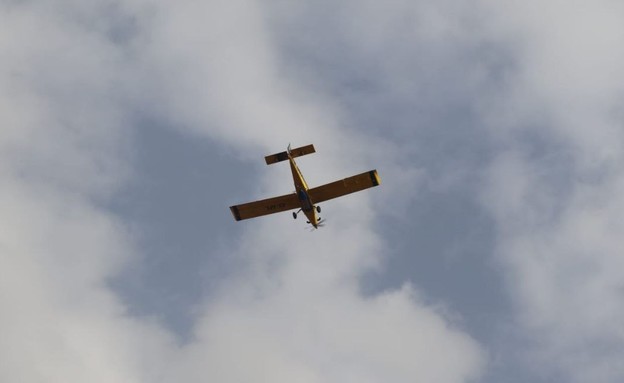 מטוס כיבוי מעל השריפה ביער שוהם (צילום: נועם ב.)