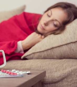 אישה חולה במיטה (צילום: Impact Photography, Shutterstock)