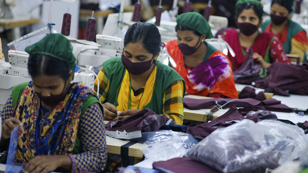 עובדים במפעל בגדים במזרח עובדים במפעל בגדים במזרח