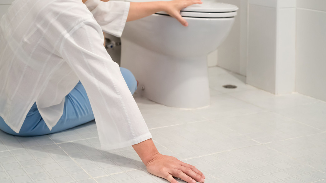 החליקה בשירותים