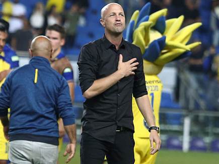 קרויף עוזר למכבי ת"א למצוא מאמן (אלן שיבר)