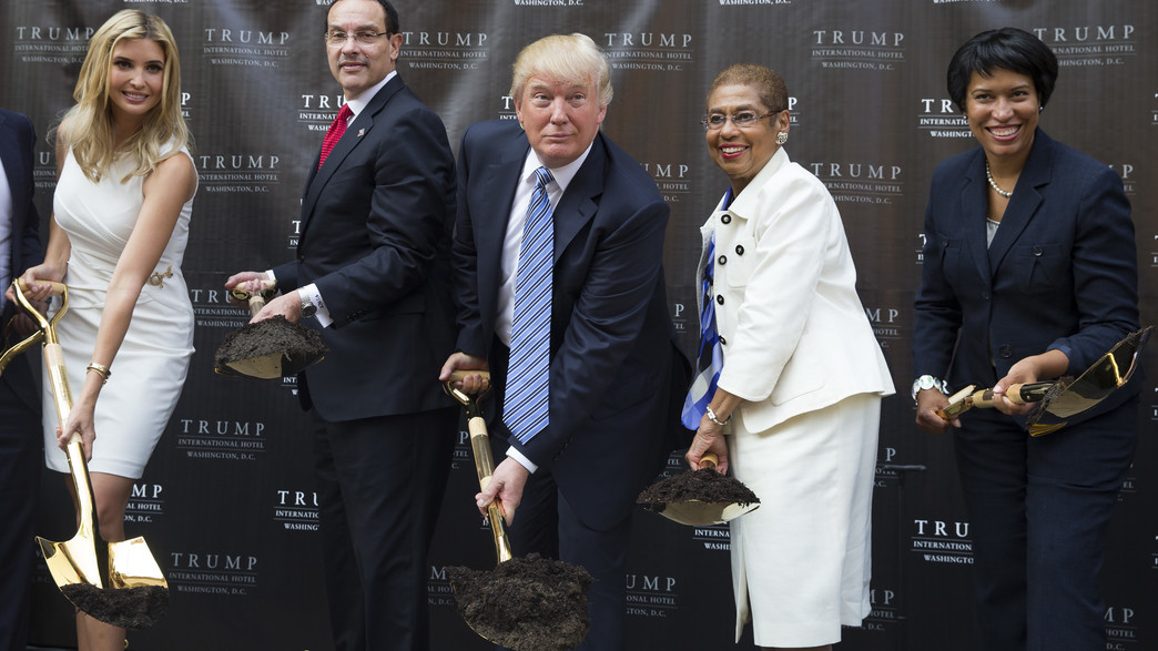 דונלד טראמפ ואיוונקה טראמפ בהנחת אבן הפינה למלון DV בוושינגטון (צילום: ap)