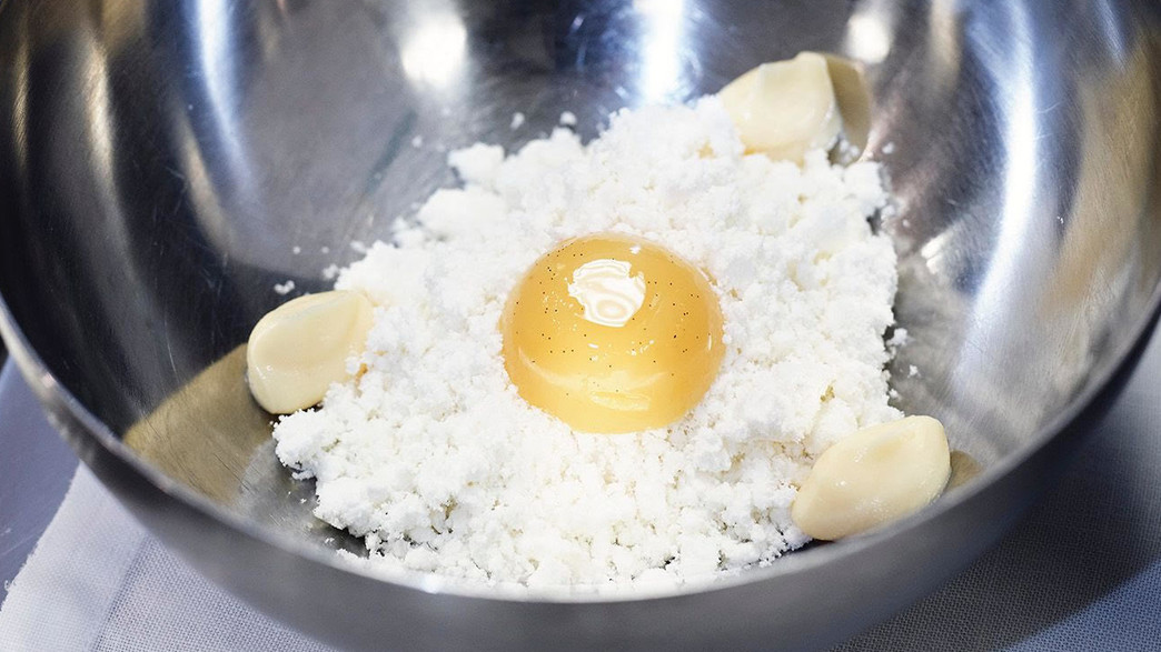 פופה שף חדש קינוח שנראה כמו ביצה פופה שף חדש קינוח שנראה כמו ביצה