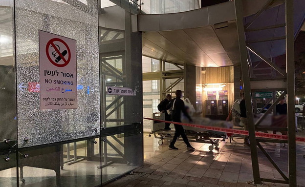 נזקי הירי שהתרחש מחוץ לבית החולים סורוקה
