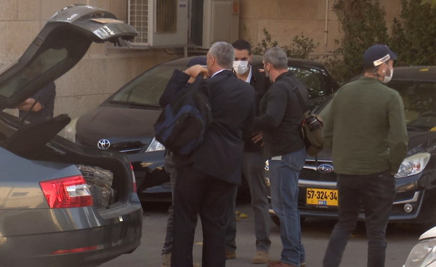 ניר חפץ מגיע לבית המשפט המחוזי בירושלים (צילום: N12)