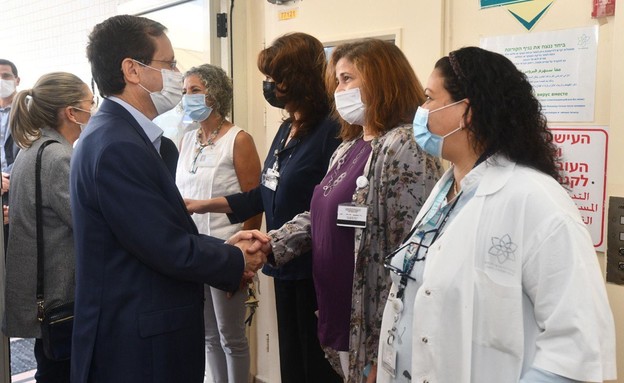נשיא המדינה יצחק הרצוג בסיור במרכז הרפואי לגליל בנ