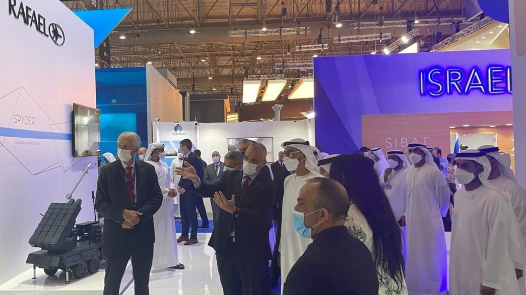 יורש העצר מוחמד בן זאיד עם מנכ"ל רפאל יואב הר אבן