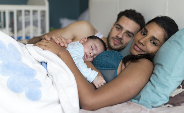 זוג צעיר במיטה עם בנם התינוק (אילוסטרציה: DGLimages, shutterstock)
