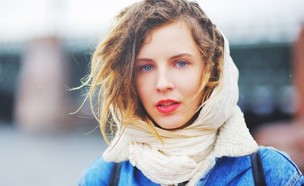 בחורה צעירה עם צעיף (צילום: Shutterstock)