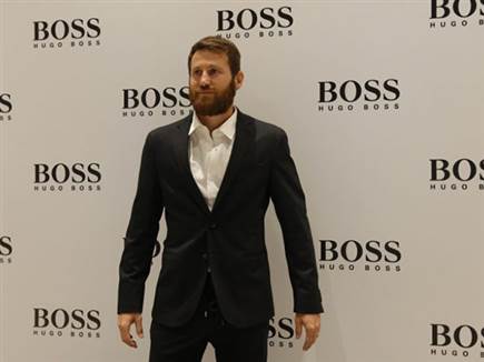 הקפטן עם החליפה החדשה (האתר הרשמי של מכבי ת"א)