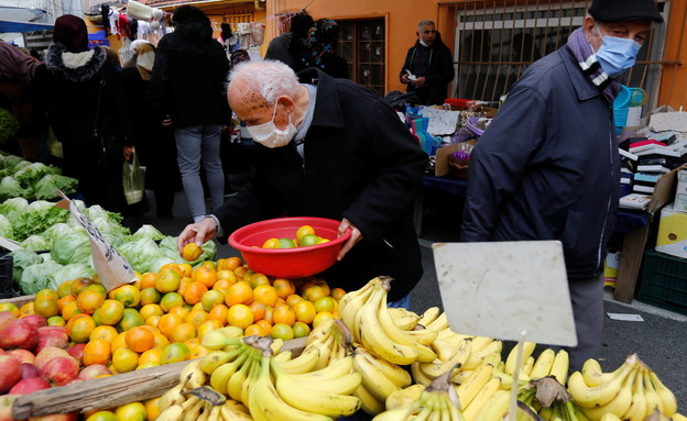 השווקים באיסטנבול. המחירים עולים וערך המטבע יורד (צילום: רויטרס)