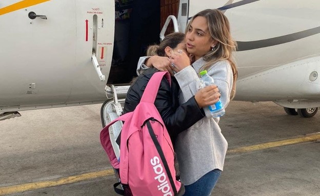 נטלי אוקנין ובתה שירז לאחר הנחיתה בישראל