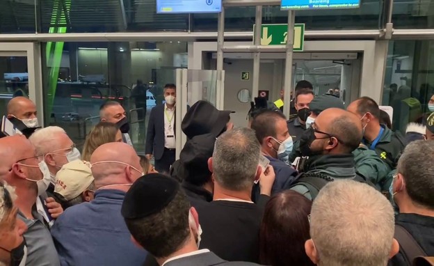 מהומה של תיירים ישראלים בשדה התעופה במדריד (צילום: N12)