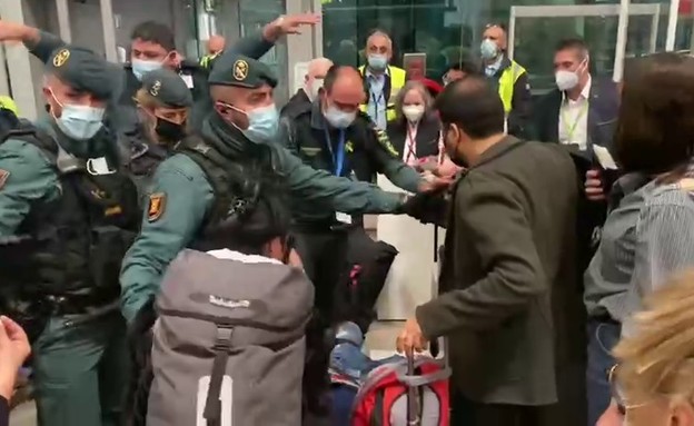 מהומה של תיירים ישראלים בשדה התעופה במדריד (צילום: N12)