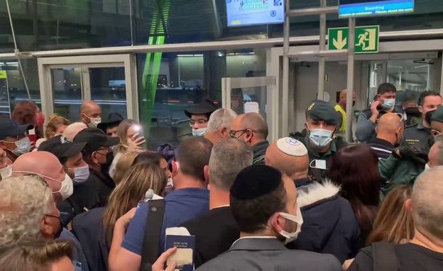 מהומה של תיירים ישראלים בשדה התעופה במדריד (צילום: n12)