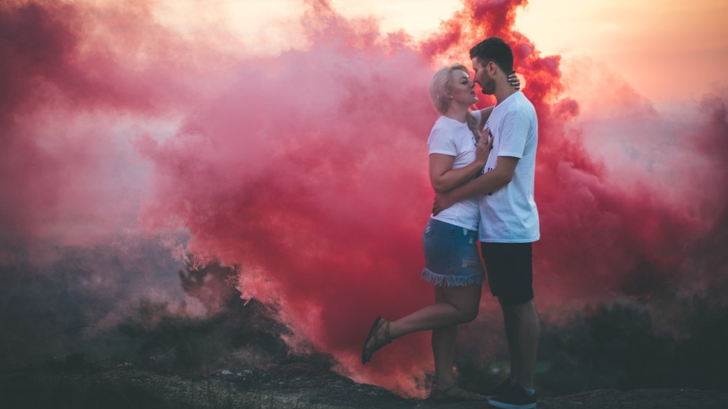 זוג מתנשק (צילום: 
Radu Florin, unsplash)