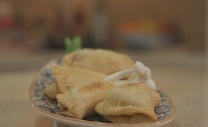 סמבוסק במילוי חומוס ופטריות (צילום: אמהות מבשלות ביחד, קשת12)