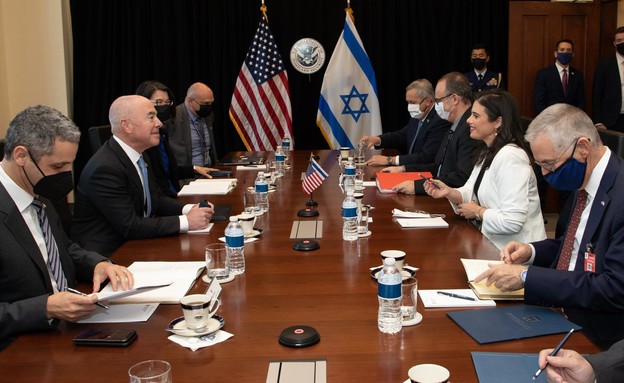 שקד בפגישה בוושינגטון בנושא הפטור מוויזות לישראלים (צילום: שמוליק עלמני)