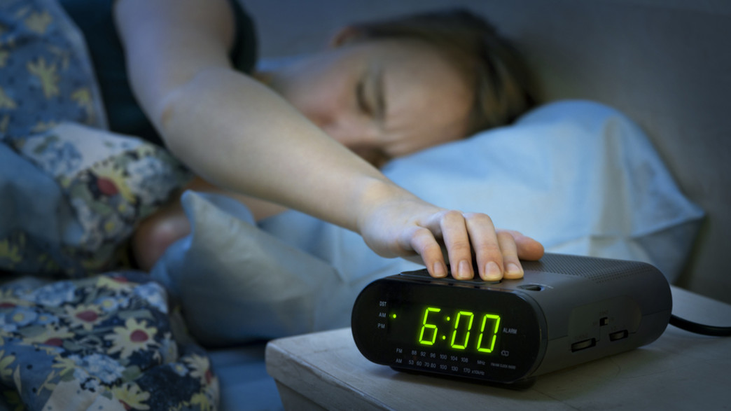 אישה מכבה שעון מעורר  (אילוסטרציה: Shutterstock)