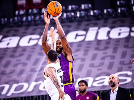 כריס ג'ונסון. בלט בתחילת המשחק (ליגת האלופות של פיב"א)