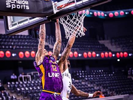 מייקיל קייזר נאבק בצבע. משחק פיזי (ליגת האלופות של פיב"א9)