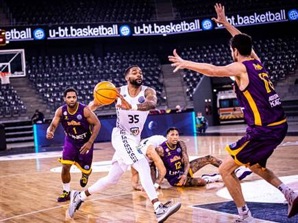 גיא פניני שומר על פטריק ריצ'רד (ליגת האלופות של פיב"א)