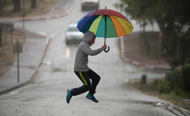 ילד רץ בגשם (צילום: Yossi Aloni/Flash90)