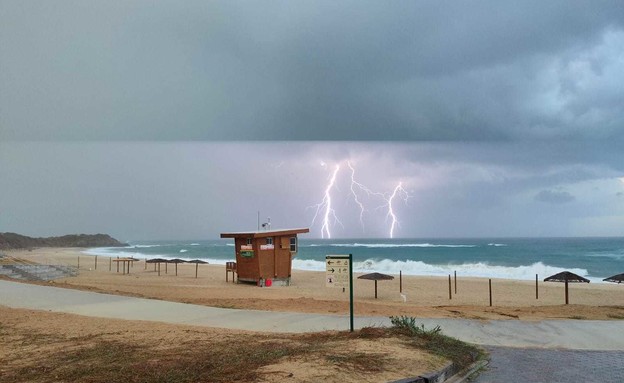 סופת ברקים בחוף פלמחים (צילום: רשות הטבע והגנים)