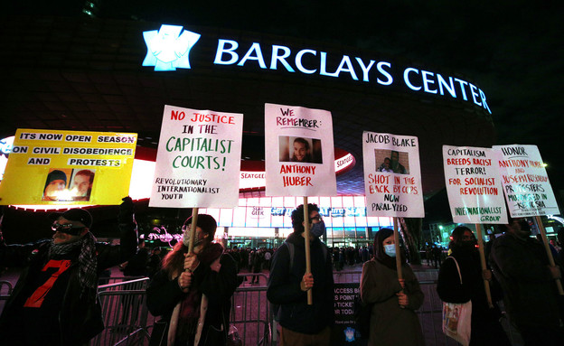 מפגינים בניו יורק נגד הזיכוי של קייל ריטנהאוס (צילום: רויטרס)