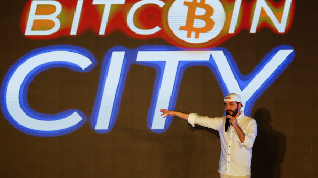 נשיא אל סלבדור נאיב נבלה באירוע ההשקה לעיר הביטקוי נשיא אל סלבדור נאיב נבלה באירוע ההשקה לעיר הביטקוי