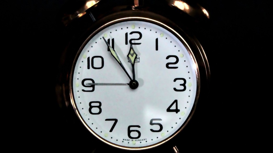 שעון מראה חצות (צילום: Anne Nygård, unsplash)