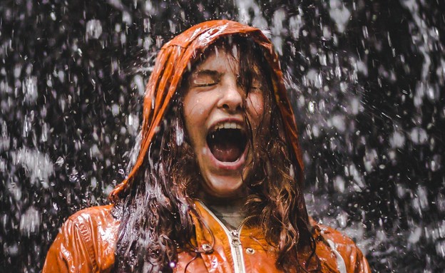 אישה בגשם (צילום: Gage Walker UNSPLASH)