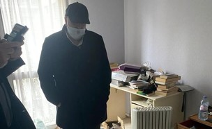 חברי ועדת החקירה בדירתה של שרה חלימי ז״ל (צילום: לשכת חבר הפרלמנט מאיר חביב)