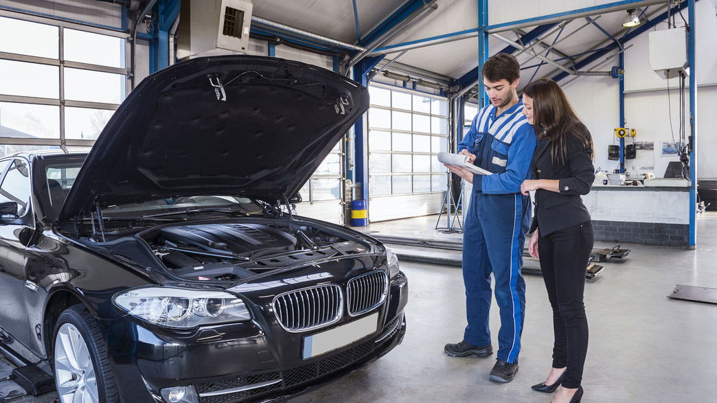אישה במוסך, מוסך