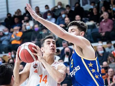 גם הערב הוא התקשה. דוברת (מאור קרני)