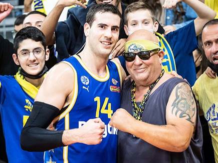 עוז בלייזר חוגג בסיום (עודד קרני)