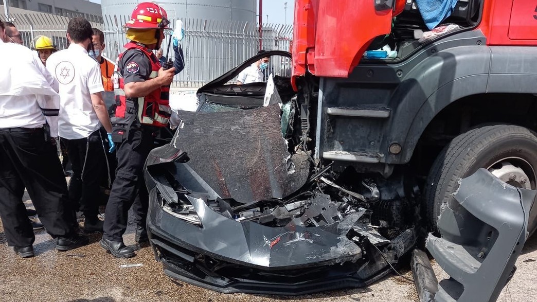 רכב חדש נמחץ על ידי משאית