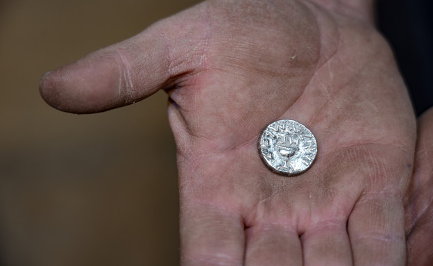 מטבע הכסף הנדיר שהתגלה בירושלים (צילום: יניב ברמן, רשות העתיקות)