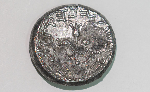 מטבע הכסף ועליו מטה הכהן הגדול (צילום: יניב ברמן, עיר דוד ורשות העתיקות)