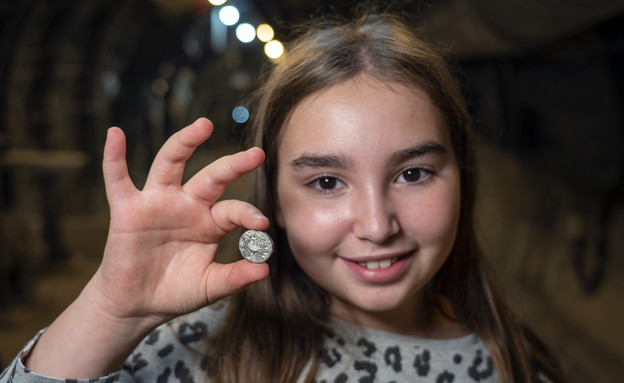 הילדה שמצאה את המטבע, ליאל קרוטוקופ (צילום: יניב ברמן, עיר דוד ורשות העתיקות)