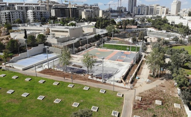 מגרשי הספורט בגן סאקר לאחר השיפוץ (צילום: אלישיב בלאו ואלכסיי יירמאייב, עיריית ירושלים)