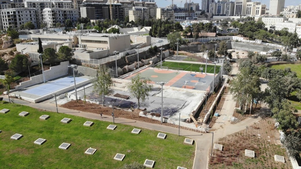 מגרשי הספורט בגן סאקר לאחר השיפוץ מגרשי הספורט בגן סאקר לאחר השיפוץ