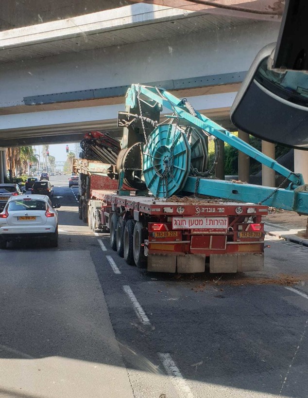 משאית שהובילה מנוף פגעה בגשר רוקח (צילום: סעיף 27א לחוק זכויות יוצרים)